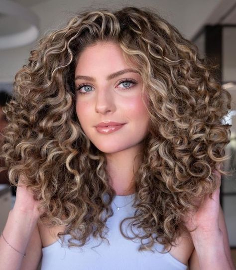 Chunky Highlight On Curly Hair, Highlight Techniques For Curly Hair, Full Head Highlights Curly Hair, Heavy Highlights On Curly Hair, Full Blonde Highlights Curly Hair, Aesthetic Curls, Rezo Cut, Best Hairstyles For Round Faces, 5 Hairstyles