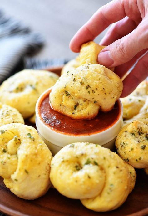 Garlic Parmesan Knots are mini garlic breads that are smothered in Parmesan cheese, garlic and lots of melted butter. Life-in-the-Lofthouse.com Parmesan Knots, Garlic Parmesan Knots, Garlic Twist, Homemade Baked Bread, Garlic Knots, Easy Bread Recipes, Garlic Parmesan, Bread Rolls, Kitchen Recipes