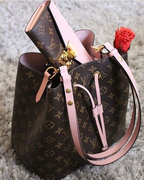 pinterest: @TRUUBEAUTYS💧 Sac Louis Vuitton, Louis Vuitton Backpack, Popular Handbags, Bag Sewing, Fashion Tote Bag, Handbags Affordable, Luxury Purses, Cheap Handbags, Burberry Handbags