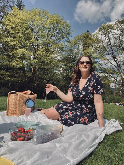 Picnic aesthetic // spring vibes // positive vibes // inspo // for more plus size & lifestyle, follow my ig: @emilyabercromby 💕 Plus Size Picnic Photoshoot, Inspiration Poses, Uni Outfit, Book Mood, Picnic Aesthetic, Fav Color, Aesthetic Spring, Aesthetic Lifestyle, Uni Outfits