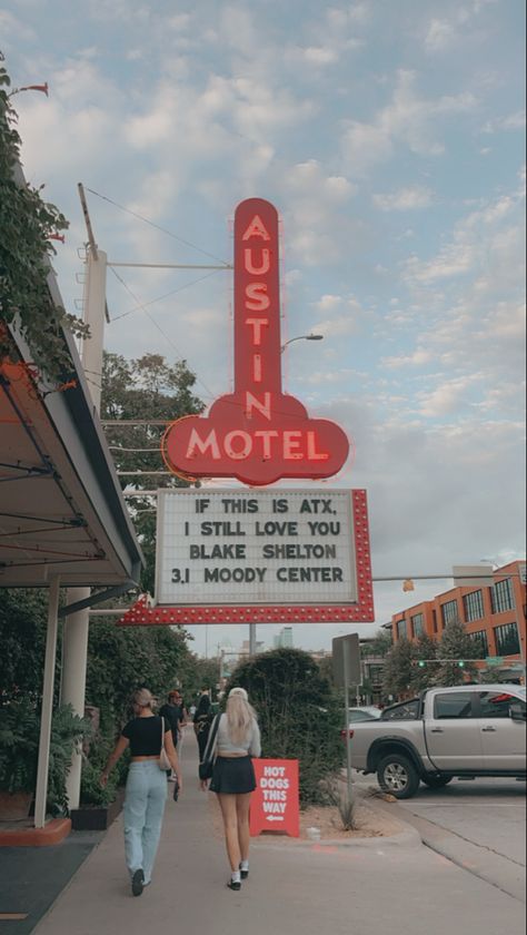 austin motel The June Motel Decor, Austin Asthetic, Austin Texas Aesthetic Night, Austin Motel, Austin Tx Skyline, Blake Shelton, Austin Texas, Girls Trip, Hot Dogs