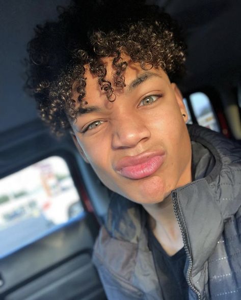 My big cousin 🤞🏾💯💍 Corey Campbell, Mixed Guys, Light Skin Men, Boys With Curly Hair, Aesthetic People, Famous Men, Mead, Light Skin