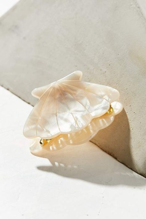 Urban Outfitters White Simple Minimalist Sea Shell Claw Hair Clip Hair Acessories, Clip Hairstyles, Peinados Fáciles Para Cabello Corto, Claw Hair Clips, Hair Claws & Clips, Mode Inspiration, Claw Clip, Sea Shell, Hair Claw