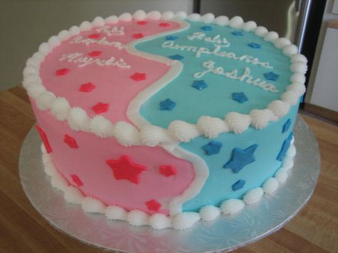 boy-girl cake - This cake is bc frosting. Stars are mm fondant. My client wanted it for her twins boy & girl. They each have their own cakes. Birthday Cake Fondant, Fondant Girl, Half Birthday Cakes, Twin Birthday Cakes, Twins Boy, Blue Birthday Cakes, Twins Cake, New Birthday Cake, Cake Fondant