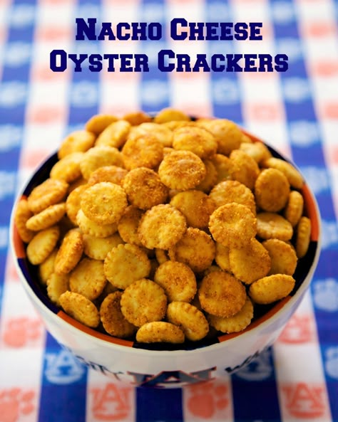 Nacho Cheese Oyster Crackers - Doritos Cracker Bites - great for snacking or in soups and chili! Oyster crackers coated in taco seasoning and cheese. Seriously addictive! Ready to eat in 15 minutes! Everyone loves this easy snack recipe! Powdered Cheese Recipes, Oyster Cracker Snack, Oyster Cracker, Cracker Bites, Oyster Crackers Recipe, Seasoned Oyster Crackers, Seasoned Crackers, Football Friday, Snack Mixes