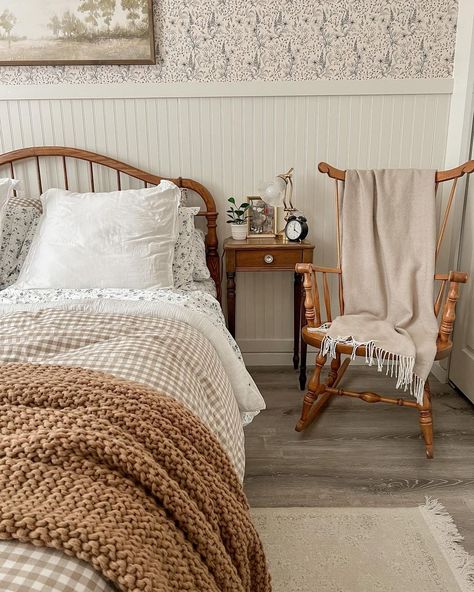 Quilt At End Of Bed, Vintage King Bed, Outskirts House, Cottage Bedding Ideas, Vintage Guest Room, Cottage Core Bed, Cottagecore Bed, Room Decor Ideas Cozy, Countryside Bedroom