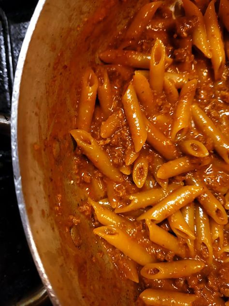 Penne 'strascicate' il piatto antico delle locande fiorentine. Il segreto è non cuocere le penne nell'acqua, ecco come si fa - Più Ricette Pasta Alla Carbonara, Pasta Italiana, Lasagna Pasta, Italian Pasta Recipes, Rice Pasta, Pasta Fresca, Italian Kitchen, Italian Pasta, Rolling Stone