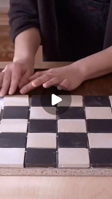 Ceramic Chess Board, Diy Chess Board, Ceramics Videos, Chess Boards, Diy Plaster, Diy Ceramic, Diy Tile, Ceramics Projects, Ceramic Clay