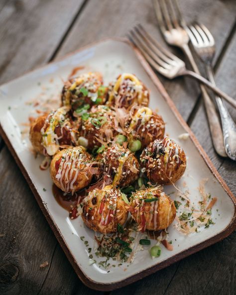 Cheeseburger Takoyaki – adamliaw.com Japanese Food Takoyaki, Fancy Japanese Food, Gourmet Japanese Food, Takoyaki Photography, Japanese Takoyaki, Japanese Octopus, Japanese Food Photography, Cheese Pickles, Japenese Food