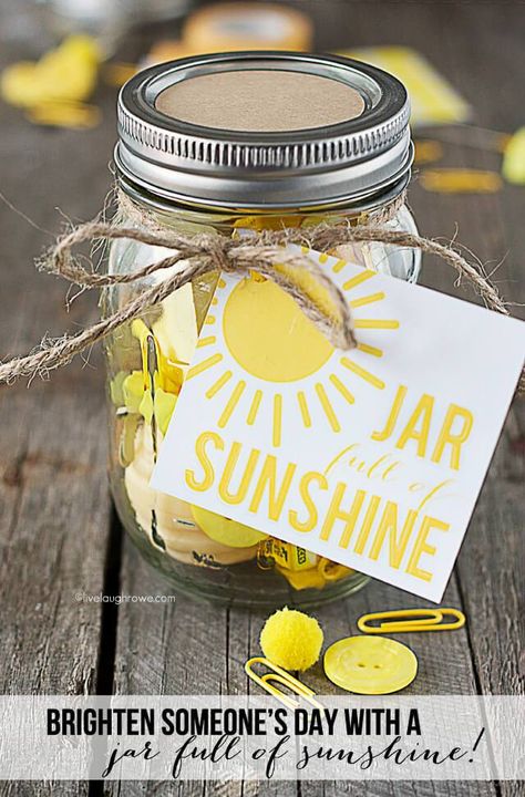 Love this idea! Brighten up someones day with a jar full of sunshine (i.e. all kinds of random yellow items). Encouragement Ideas, Magic Jar, Sunshine Box, Sunshine Aesthetic, Sunshine Crafts, 365 Jar, Melted Beads, Mason Jar Gift, School Festival