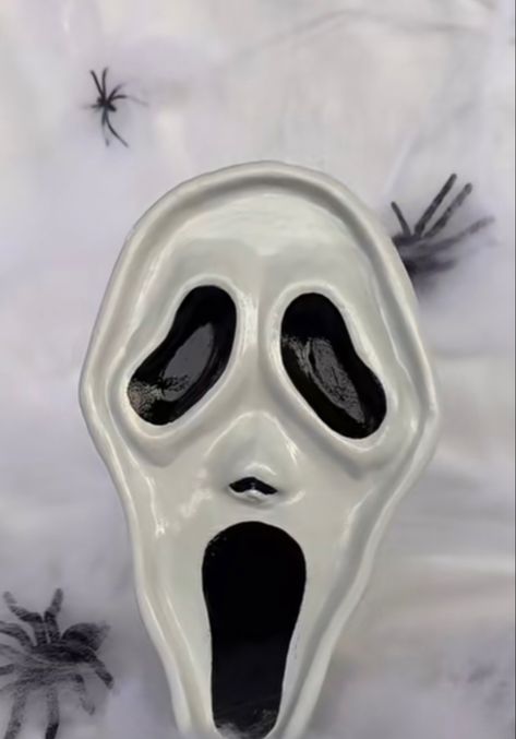 Ghost Face Clay Tray, Ghost Face Ceramic, Halloween Ashtray Clay, Creepy Air Dry Clay Ideas, Goth Clay Ideas, Ghost Ashtray, Air Dry Clay Ash Tray, Ceramics Mask, Clay Project Ideas