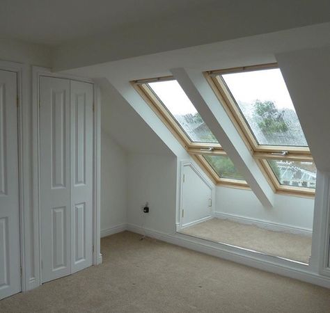 Sottotetto Ideas, Attic Window Ideas, Skylight Ideas, Barndominium Ideas Interiors, Loft Room, Attic Rooms, Empty Room, Dream House Rooms, Loft Conversion