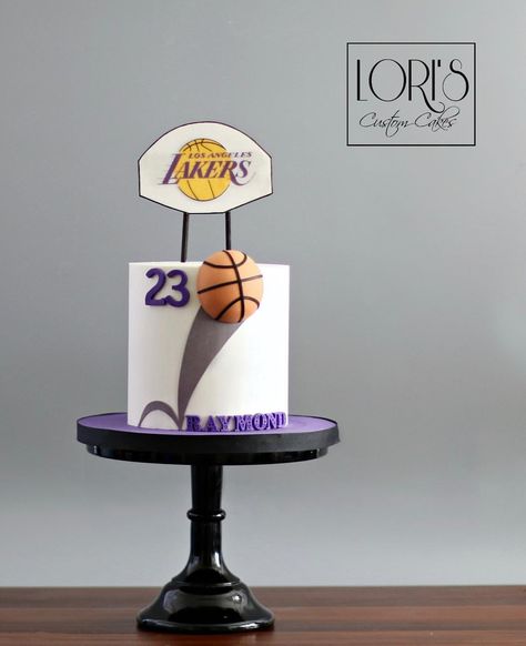 Lakers Party, Lakers Cake, Bolo Buttercream, Basketball Birthday Cake, Cake Design For Men, Sports Themed Cakes, Sports Cakes, Recuerdos Primera Comunion Ideas, Basketball Cake