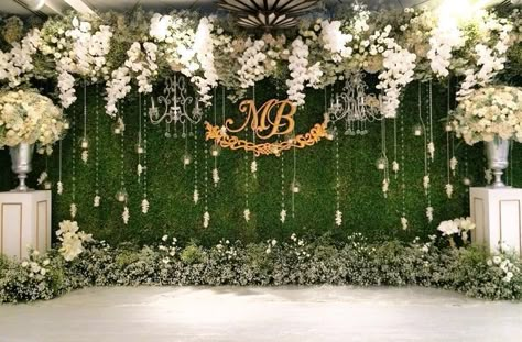 Simple Wedding Stage, Stage Decorations Wedding, Indoor Wedding Decorations, Engagement Stage Decoration, Reception Stage Decor, Simple Stage Decorations, Wedding Stage Backdrop, Wedding Stage Decor, Wedding Background Decoration