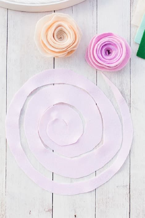 Delightful And Simple Felt Flowers | Play | CBC Parents Simple Felt Flowers, Easy Felt Crafts, Felt Flowers Patterns, May Crafts, Felt Flower Tutorial, Felt Flowers Diy, Christmas Sewing Projects, Felt Roses, Felt Tree