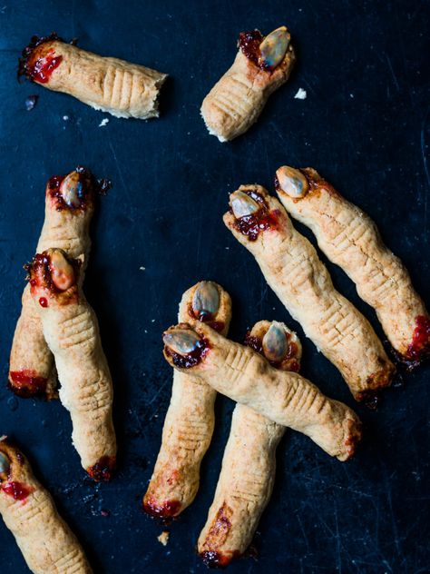 HAPPY HALLOWEEN! Looking for a treat to scare the hell out of your friends and family? Try these creepy fingers, which are actually delicious almond cookies. They’re easy to make but the presentation is dramatically gruesome. Try them . . IF YOU DARE. For ca. 25 fingers INGREDIENTS 300 g (2 cups) plain flour 100...Read More Witch’s Fingers Cookies, Halloween Food Fingers, Finger Cookies Halloween, Easy Halloween Bakes, Creepy Desserts, Halloween Finger Cookies, Witch Fingers, Witch Finger Cookies, Creepy Witch