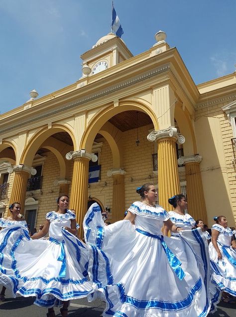 El Salvador Traditions, El Salvador Traditional Clothing, Central American Aesthetic, El Salvador Culture Aesthetic, El Salvador Culture Clothes, Central America Aesthetic, El Salvador Clothing, El Salvador Women, El Salvador Wallpaper