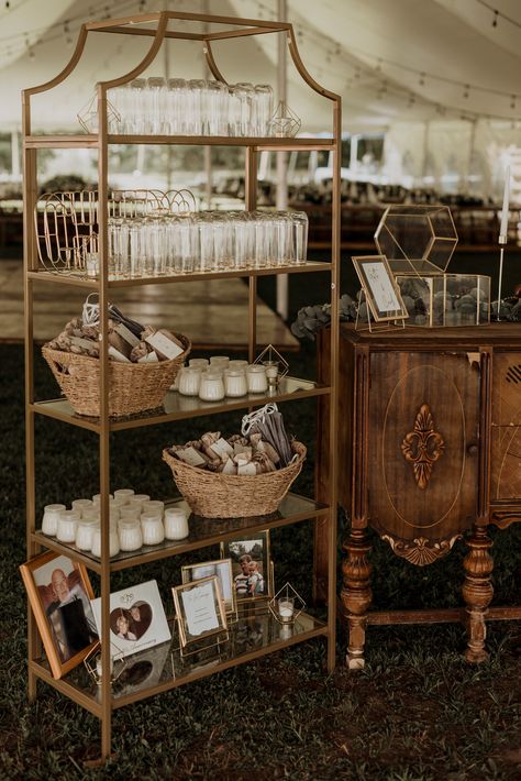 Wedding Ideas Old Fashioned, Vintage Style Party Decorations, Antique Dresser Wedding Decor, Vintage Wedding Reception Decorations, Vintage Woodsy Wedding, Antique Boho Wedding, Vintage Bar Wedding, Southern Vintage Wedding, Victorian Style Wedding Decorations