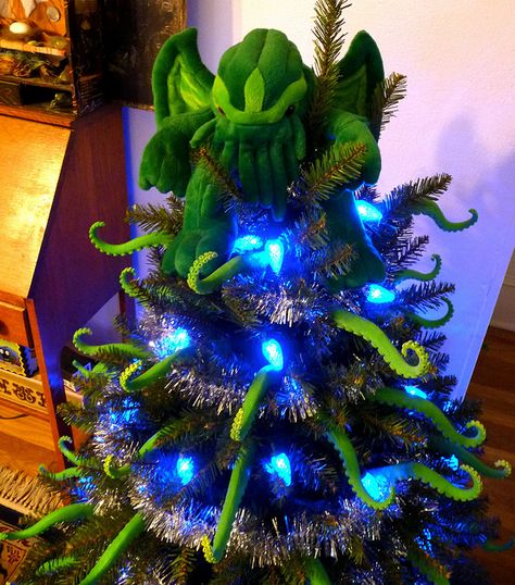 Cthulhu tree topper by liquidnight, via Flickr Weird Christmas, Geek Christmas, Creepy Christmas, Halloween Trees, Christmas Tree With Gifts, Tree Gift, Cthulhu, Holiday Tree, Tree Toppers