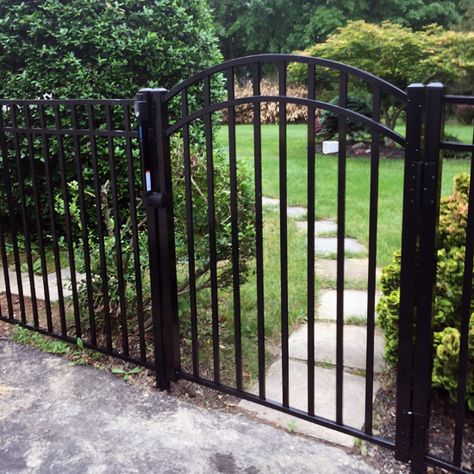 Black Steel Fence Front Yard, Black Wrought Iron Fence Front Yard, Black Fence Gate Door, Metal Fencing Ideas Steel, Short Iron Fence, Wrought Iron Fences Front Yard, Black Yard Fence, Black Aluminum Fence Gates, Iron Fencing Ideas Front Yards