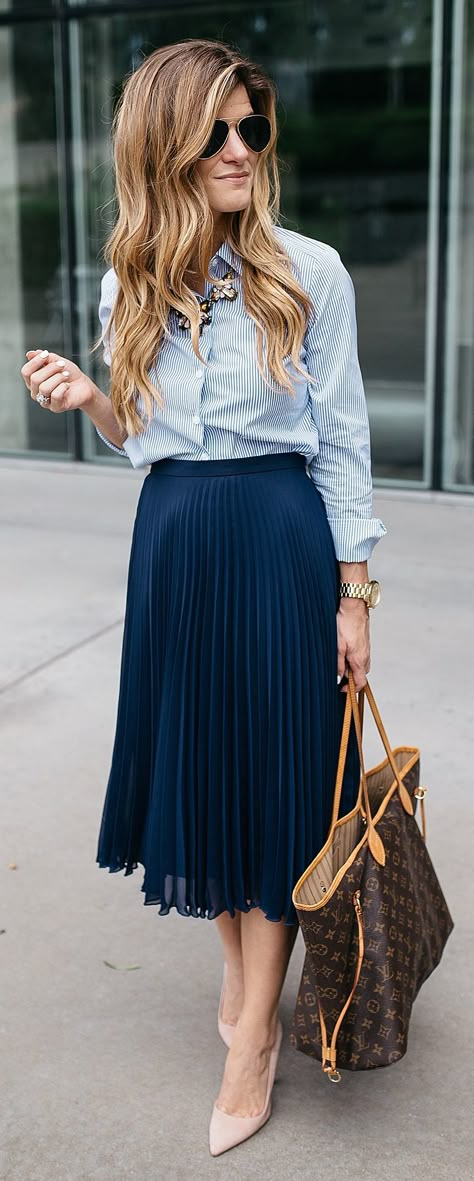 How To Incorporate Trends At Work - Dressing Stylish Yet Professional Business Meeting Outfit, Pleated Outfit, Rok Outfit, Meeting Outfit, Chique Outfit, Look Office, Office Casual Outfit, Office Outfit, Elegant Casual