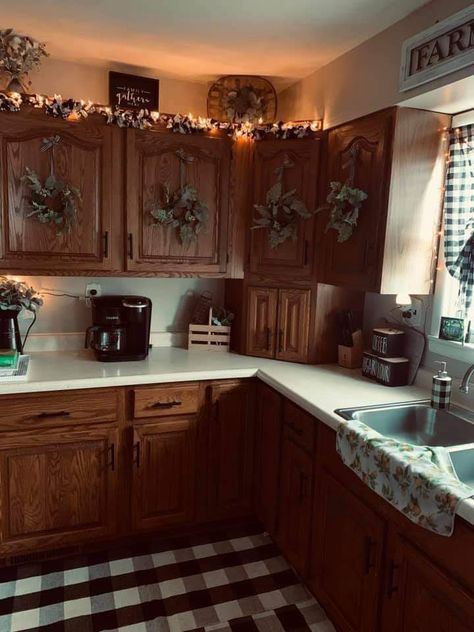 Cottage Kitchen Dark Cabinets, Lodge Decor Kitchen, Western Above Cabinet Decor, Primitive Kitchen Ideas, Rustic Kitchen With Red Accents, Primitive Kitchen Backsplash, Farmhouse Kitchen Diy, Primitive Bedding Kitchen, Primitive Country Kitchen