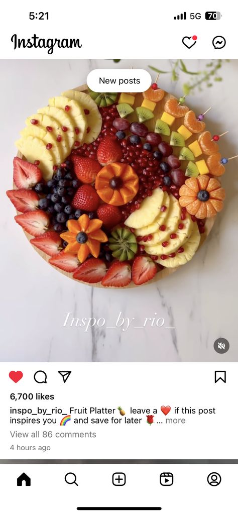 Fruit Presentation, Charcuterie Board Meats, Fruit Platter Designs, Fruit Centerpieces, Decorações Com Comidas, Amazing Food Decoration, Baby Finger Foods, Fruit Display, Charcuterie Recipes