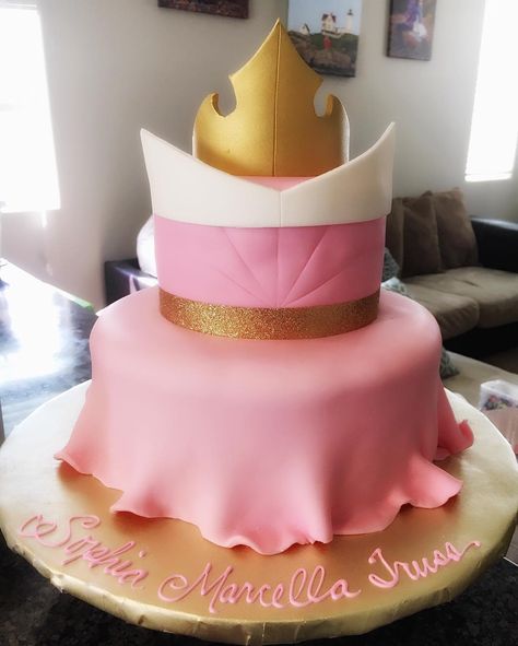 Beauty Cake Ideas, Sleeping Beauty Cake Ideas, Happy Birthday Sophia, Aurora Cake, Sleeping Beauty Birthday Party, Beauty Party Ideas, Sleeping Beauty Cake, Sleeping Beauty Party, King Cake Recipe