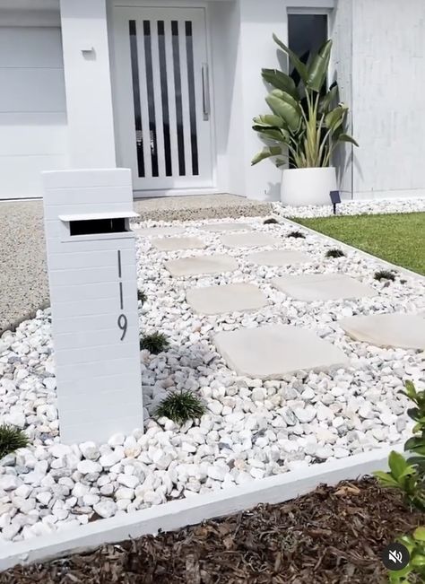 Front Yard White Rocks, Front Yard Landscaping Palm Springs, Beach House Driveway Ideas, Hamptons Style Landscaping, Front Yard Landscaping Hamptons, Front Garden Inspiration Entrance, Front Yard Coastal Landscaping, Coastal Front Landscaping, Front Yard Landscaping White House