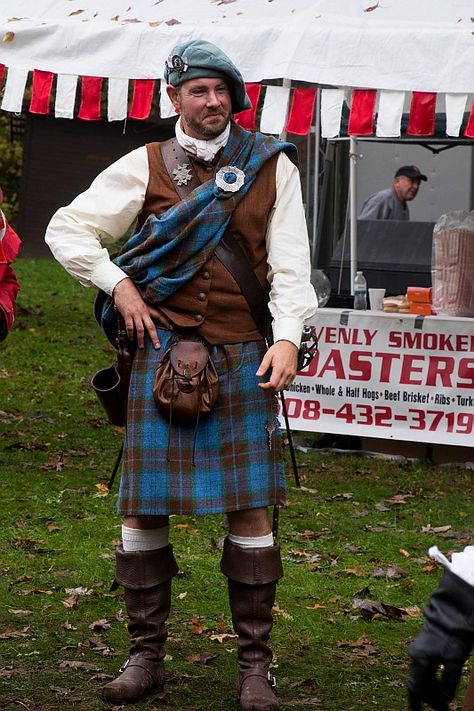 Texas Renaissance fair, great idea for a Highlander look Scottish Highlanders Men, Men's Kilts Fashion, Scottish Men Highlanders, Traditional Scottish Clothing, Scottish Costume, Scotland Men, Medieval Outfit, Outlander Knitting, Scottish Clothing