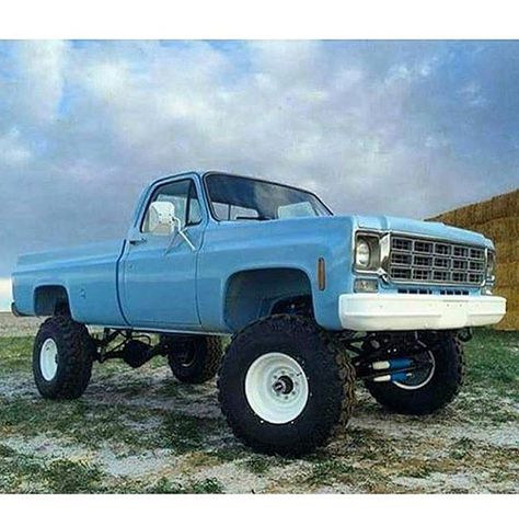 Here's another cool repost not sure who owns it but I like their style! #squarebodysyndicate #squarebody #chevy #chevytruck #chevytrucks #chevrolet #4x4 #4wd #gm #classic Squarebody Chevy, Chevrolet 4x4, Truck Chevy, 87 Chevy Truck, Chevy 4x4, Mud Trucks, Lifted Chevy, Lifted Chevy Trucks, Chevy Pickup Trucks