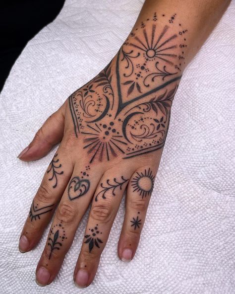 Spiritual Hand, Tattoo Main, Traditional Hand Tattoo, Full Hand Tattoo, Mandala Hand Tattoos, Henna Inspired Tattoos, Hand And Finger Tattoos, Pretty Hand Tattoos, Hand Tats