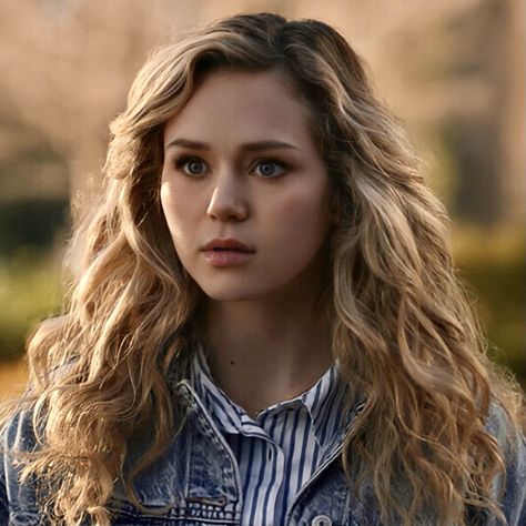 #stargirl #courtney #dccomics #dc Stargirl Courtney, Stargirl Dc, Courtney Whitmore, Brec Bassinger, Western Romance, Broken Promises, Tv Fashion, Story Characters, James Potter