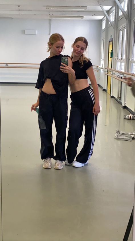 Contemporary Dance Practice Outfits, Dance Class Outfit Aesthetic, Jazz Outfit Dance, Dance College Outfits, Dancing Outfits Aesthetic, Hip Hop Dancers Outfit, Dance Clothes Aesthetic, Dance Outfits Contemporary Practice, Dancing Outfits Hip Hop