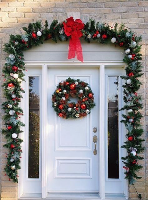 High-End Christmas Decor Inspirations Christmas Ceiling Decorations, Decoration Ideas Christmas, Christmas Door Decorating Contest, Tree Decor Christmas, Christmas Porch Decor Ideas, Pretty Christmas Decorations, Front Door Christmas Decorations, Decor Christmas Tree, Christmas Decor Inspiration