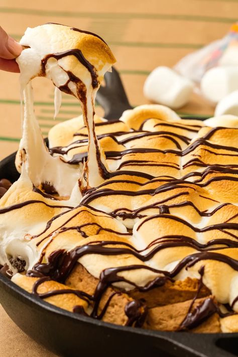 S'mores Nachos Vertical Super Bowl Desserts, Smores Dessert Recipes, Bowl Desserts, Super Bowl Menu, Superbowl Desserts, Skillet Desserts, Easy Super Bowl, Super Bowl Ideas, Hot Desserts