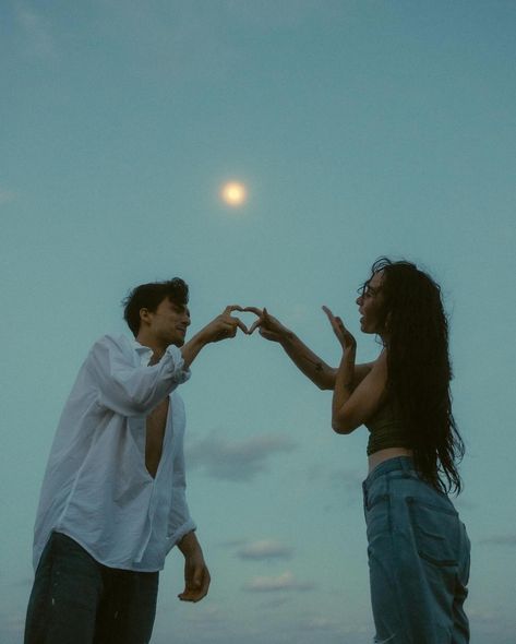 Beach Bonfire Photoshoot, Color Temperature Photography, Colorful Couples Photoshoot, Blue Hour Couples Photos, Blue Hour Engagement Photos, Teagan Core, Dusk Photoshoot, Brunette Couple, Conceptual Shoot