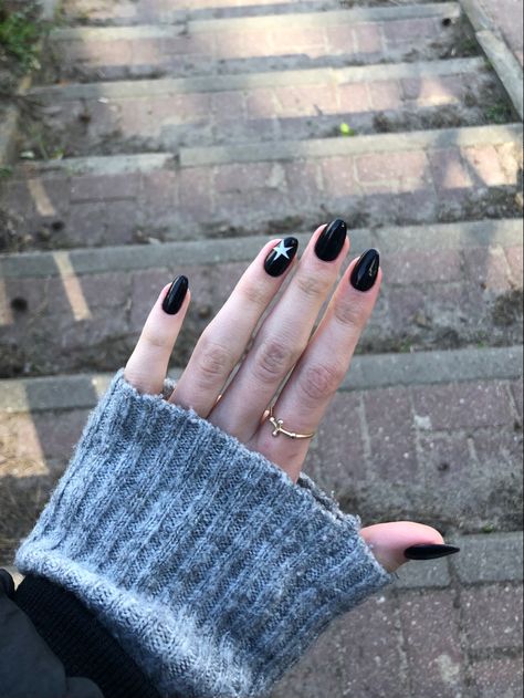 Short Dark Nails Ideas, Black Nail Inspo Short, Short Nails Dark, Short Dark Nails, Nails Emo, Short Oval Nails, Star Nail, Hippie Nails, Punk Nails