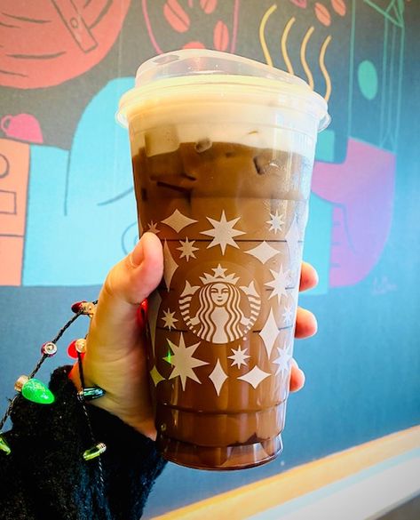 Starbucks Drinks For Winter, Starbucks Winter Drinks, Best Starbucks Iced Coffee, Drinks For Winter, Christmas Themed Drinks, Peppermint Mocha Frappuccino, Frappuccino Starbucks Secret Menu, Best Starbucks Drinks, Starbucks Holiday Drinks