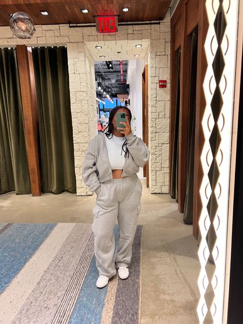 Aritzia Matching Sweat Set, Aritzia Mega Cargo Sweats, Aritzia Grey Sweatpants, Aritzia Cargo Sweats Outfit, Sweatpants Cargo Outfit, Aritzia Sweatsuit Outfit, Bootcut Sweatpants Outfit, Aritzia Cargo Sweatpants, Grey Cargo Sweatpants Outfit