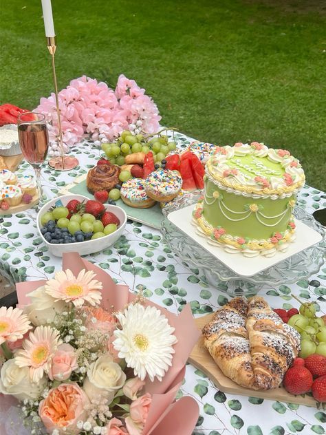 Girly Activities, Minimalistic Cake, Birthday At Home, Picnic Date Food, Picnic Photo Shoot, Picnic Setup, Decorate A Cake, Picnic Birthday Party, Birthday Picnic