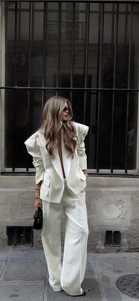 Europe Travel Outfits, Elegant Classy Outfits, Street Style Parisian, Paris Outfits, Aesthetic Look, Style Savvy, Street Style Chic, How To Pose, White Pants