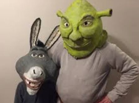 Shrek Character Costumes Diy, Diy Shrek Costume, Shrek Donkey Costume, Shrek Costume Diy, Mcqueen Costume, Lightning Mcqueen Costume, Shrek And Fiona, Shrek And Donkey, Donkey Costume