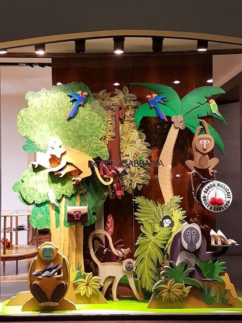 Summer Window Display, Jungle Thema, Jungle Decorations, Fashion Milan, Window Display Design, Folding Origami, Exhibition Display, Jungle Theme, Shop Window Displays