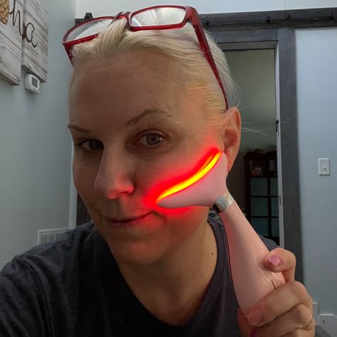 Does the Viral Face Sculpting Tool Really Work? – Momtastic Mommy Blog Face Sculpting Tools, Facial Toning Device, Slim Your Face, Videos Of People, Diy Wrinkles, Face Massager Tool, Face Sculpting, Face Firming, Natural Face Lift