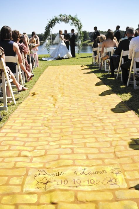 Hand painted yellow brick road aisle runner. Aisle Runner Ideas, Wizard Of Oz Wedding, Wedding Aisles, Wedding Aisle Outdoor, Wedding Runner, Aisle Runner Wedding, The Wonderful Wizard Of Oz, Brick Road, Yellow Brick Road