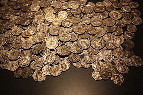 Finders of Killingholme Treasure Hoard Make a Mint | Ancient Origins Coin Buyers, Sell Coins, Empire Romain, Ancient Origins, Copper Coins, Antique Coins, Roman Coins, Old Bottles, Selling Antiques