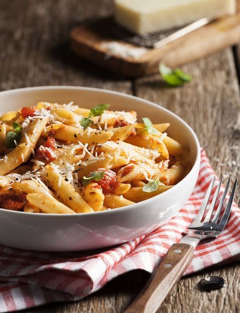 Italian Food Photography, Food Photography Composition, Chicken Pasta Dishes, Penne Alla Vodka, Chicken Parmesan Pasta, Alla Vodka, Food Photoshoot, Food Photography Inspiration, Food Photography Tips