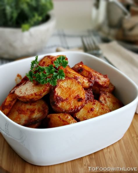 Patatas Bravas Spicy Potatoes, Tapas Party, Potatoes Baked, Tapas Dishes, Tapas Recipes, Spanish Tapas, Spanish Dishes, Spanish Recipes, Portuguese Food