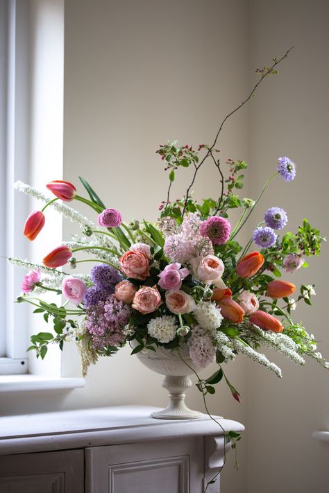 Spring colour mix lilac French tulips hyacinth apple blossom juliette ranunculus Rose And Tulip Arrangement Vase, April Flower Arrangements, French Flower Arrangements, Vegetative Floral Design, French Tulips, French Bouquet, Tulips Arrangement, Spring Flower Arrangements, Large Flower Arrangements